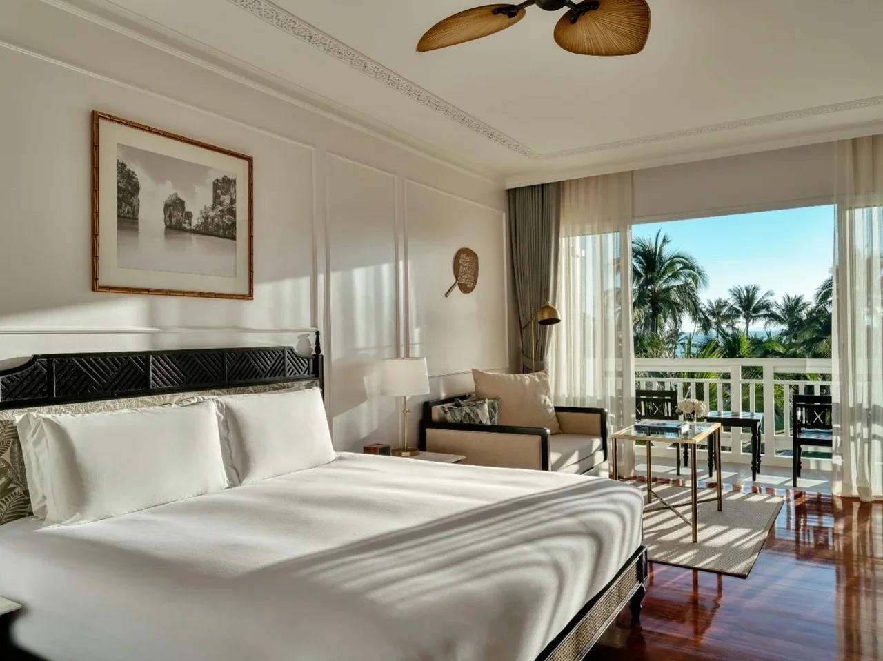Các cặp đôi và gia đình có thể tận hưởng kỳ nghỉ phong cách hướng trọn tầm nhìn ra biển Andaman tại Sofitel Krabi Phokeethra Golf & Spa Resort.