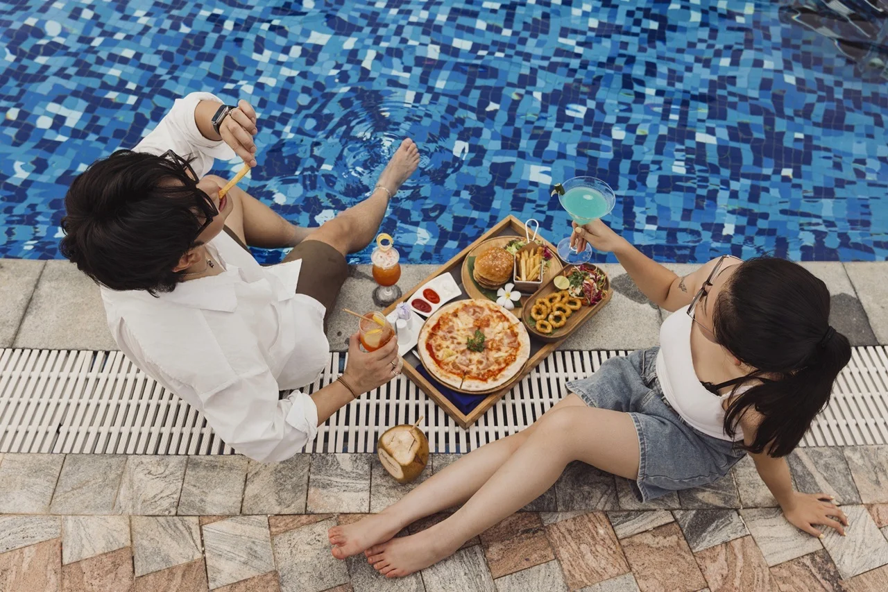 Hồ bơi và không gian nhiệt đới tại Radisson Blu Resort, Phu Quoc