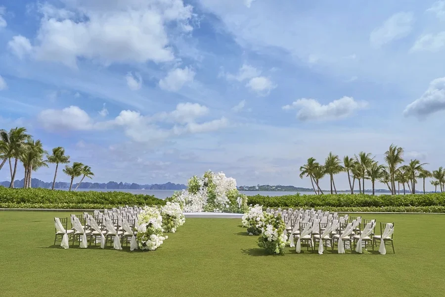 Thảm cỏ ngoài trời tại InterContinental Halong Bay Resort hướng tầm nhìn ra khung cảnh vịnh biển kỳ vĩ.