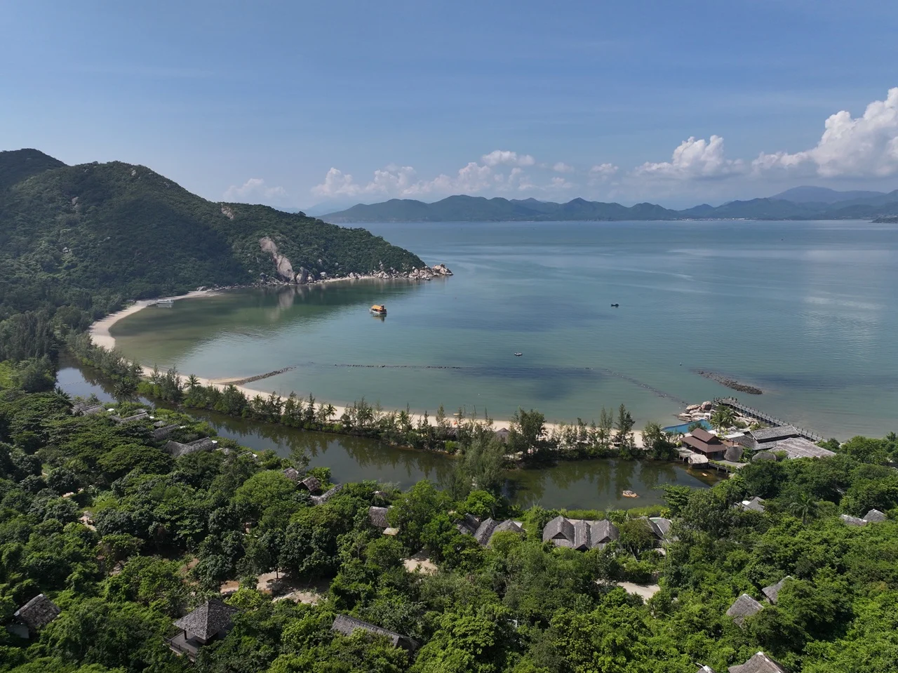 Không gian nghỉ dưỡng L’Alya Ninh Van Bay ẩn hiện giữa giao điểm của đất trời, rừng núi và biển cả.