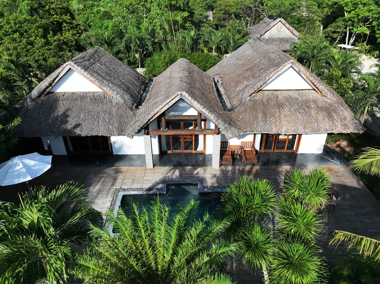 Toàn cảnh khu nghỉ dưỡng ẩn mình giữa thiên nhiên xanh mát, ôm trọn đường bờ biển thanh bình và tầm nhìn khoáng đạt hướng ra vịnh biển.