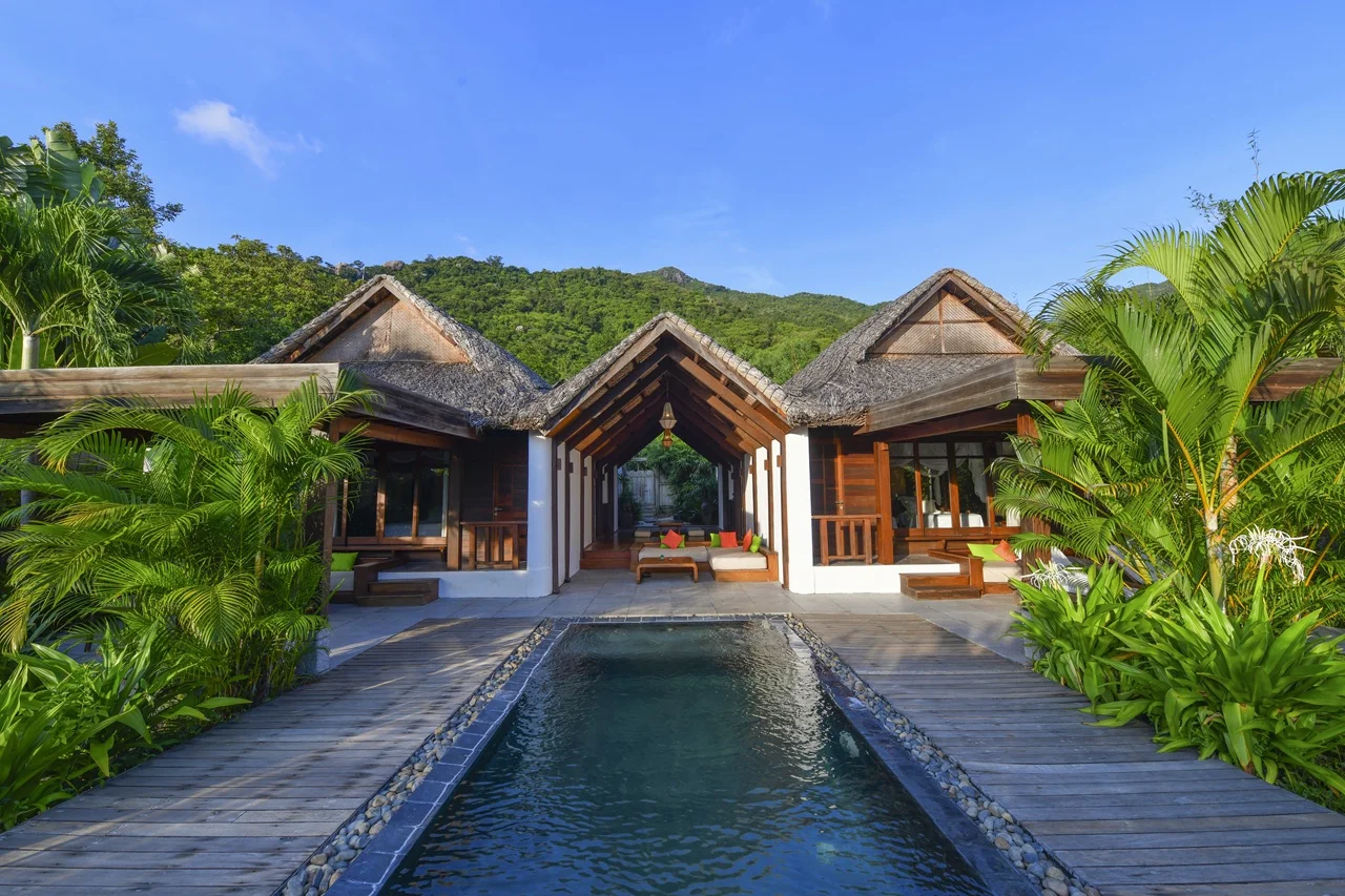 Mỗi căn biệt thự nghỉ dưỡng tại L’Alya Ninh Van Bay đều có riêng bể bơi ngoài trời, phòng tắm và sân tắm nắng tách biệt.